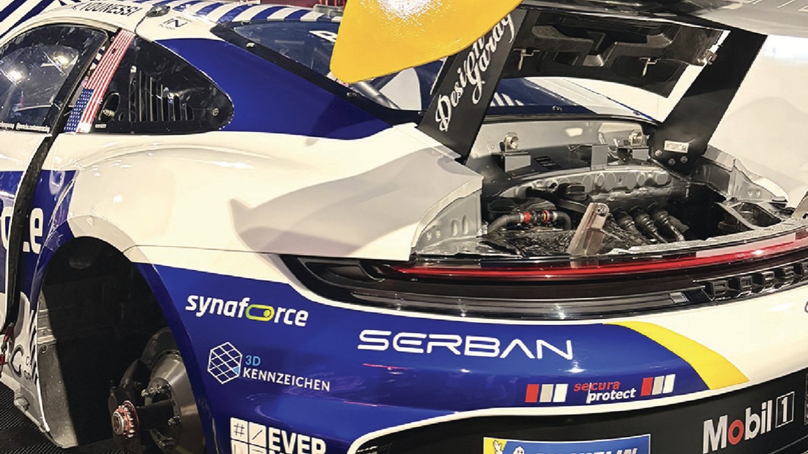 Proton Competition Porsche Rennwagen mit Serban-Branding im Fahrerlager